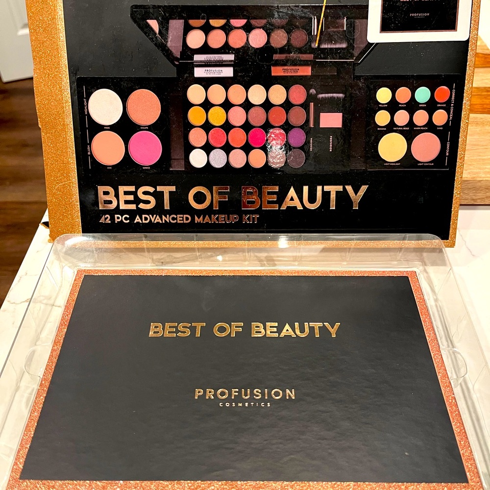 Amazing colors! Brand new Makeup kit!!